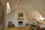 Loft im DG mit Kamin und Designklassikern