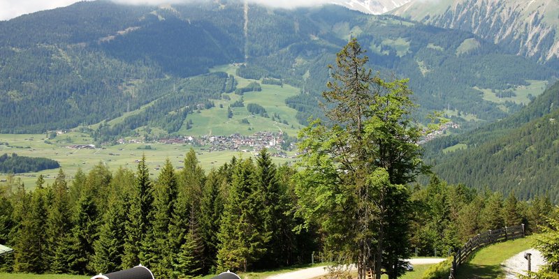 Moderne Almhütte am Fuße der Zugspitze  - Bergblick von der Sonnenterrasse