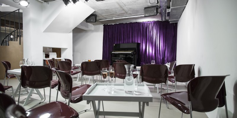 Hofspielhaus, right in the Centre