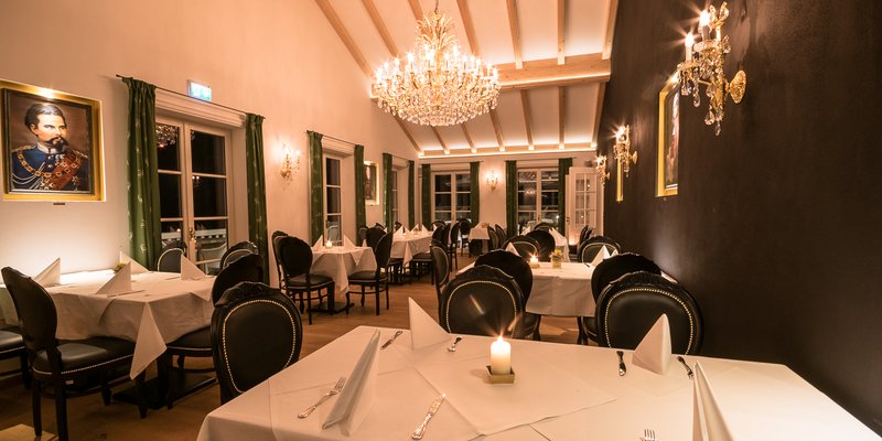 Restaurant mit Saal und Panoramaterrasse