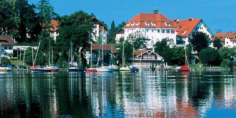 Saal mit Seeterrasse