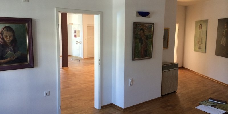 Gemälde-Galerie mit Büro