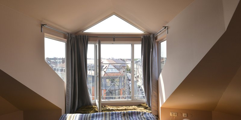 Loft im DG mit Kamin und Designklassikern