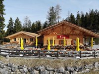 Moderne Almhütte am Fuße der Zugspitze  - Beide Hütten Außenansicht