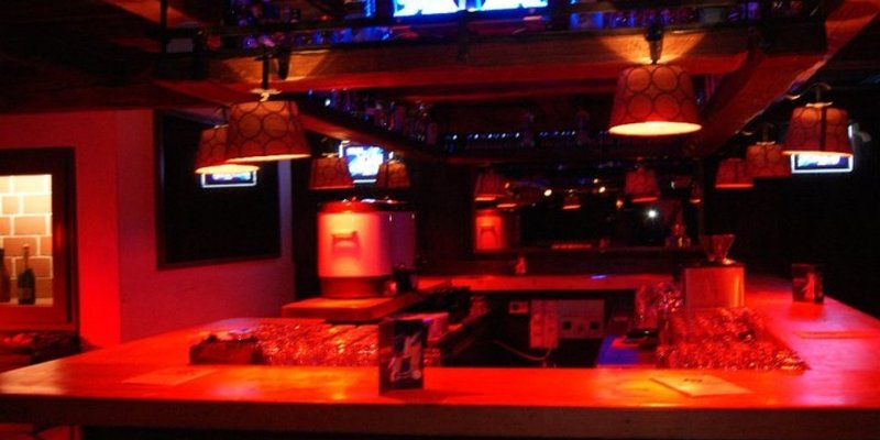 Gemütlich eingerichtete Bar mit Tanzfläche