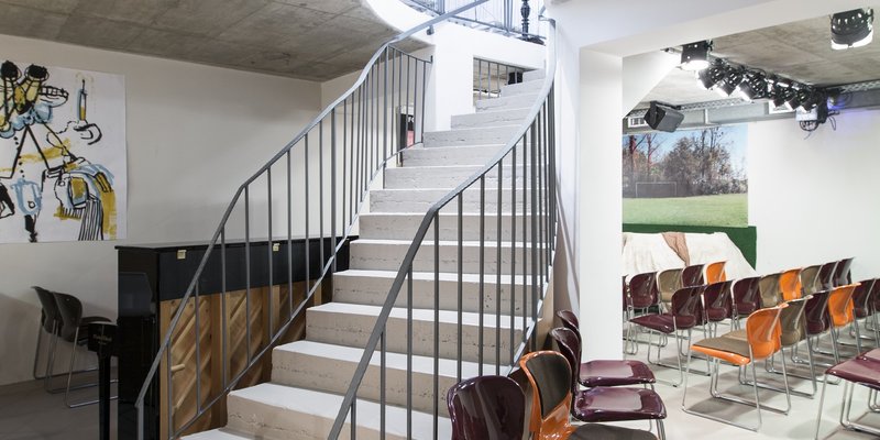 Hofspielhaus, right in the Centre