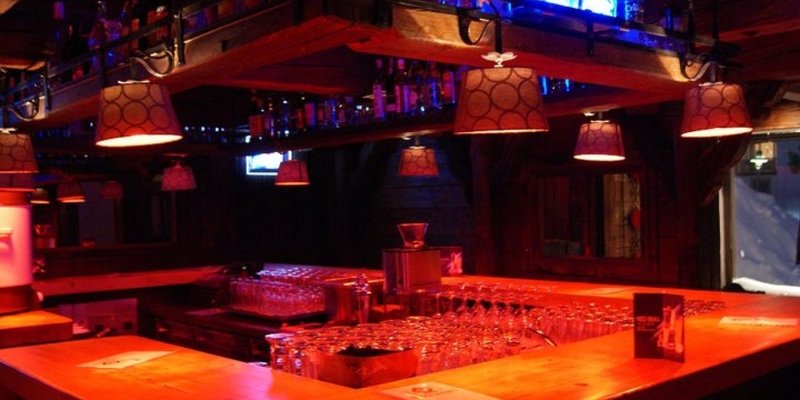 Gemütlich eingerichtete Bar mit Tanzfläche