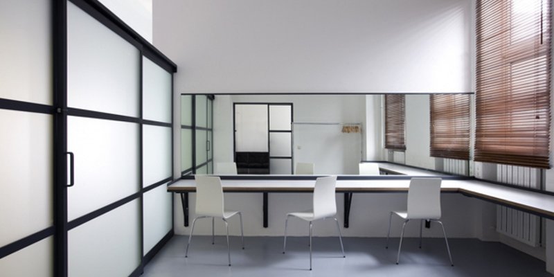 Weißes Mietstudio und Showroom