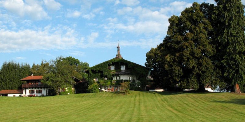 Estate in idyll. Secluded location, mountain views