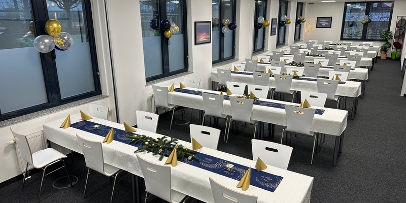 Die besondere Location: ecos work spaces München - 125 qm-Raum als Bankett mit Tischreihen für Weihnachtsfeiern, Firmenfeiern festlich dekoriert und eingedeckt nach Wunsch Die besondere Location: ecos work spaces München - 125 qm-Raum als Bankett mit Tischreihen für Weihnachtsfeiern, Firmenfeiern festlich dekoriert und eingedeckt nach Wunsch