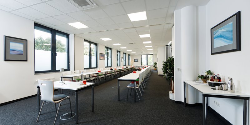 Die besondere Location: ecos work spaces München - Große Konferenzraumlösung London+Oslo+Paris als U-Form möbliert Die besondere Location: ecos work spaces München - Große Konferenzraumlösung London+Oslo+Paris als U-Form möbliert