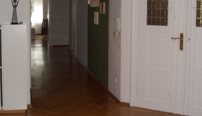 Art Nouveau building with stucco, wood flooring, 3 balk.