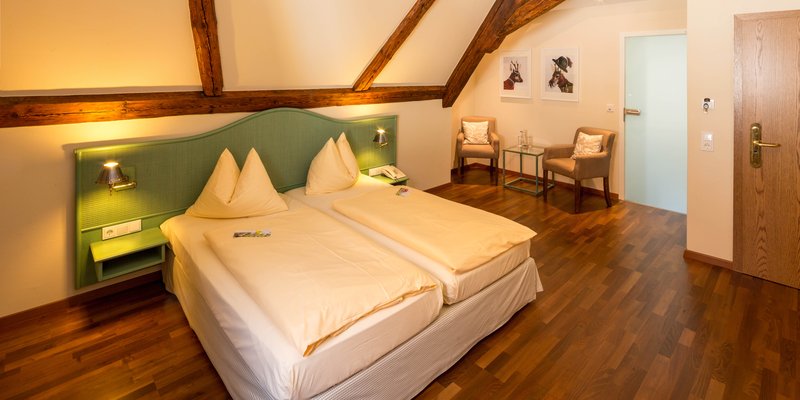 Hotel mit Gewölbekeller und Gartenwirtschaft