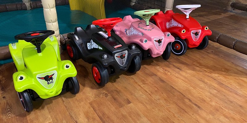 Indoor playground with e-cart track