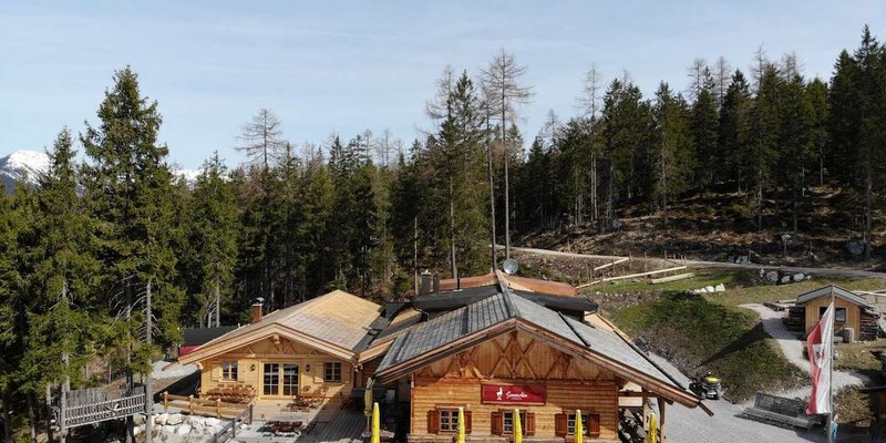 Moderne Almhütte am Fuße der Zugspitze  - Beide Hütten mit Terrasse 
