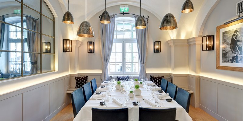 Gaststätte mit Saal, Stuben und Biergarten