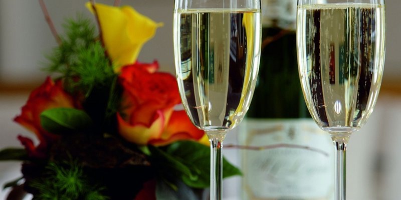 Saal mit Seeterrasse