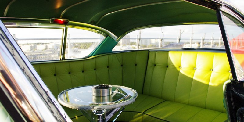 Atelier mit Skulpturengarten  - Cadillac von innen