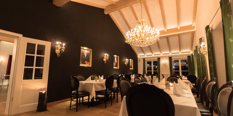 Restaurant mit Saal und Panoramaterrasse