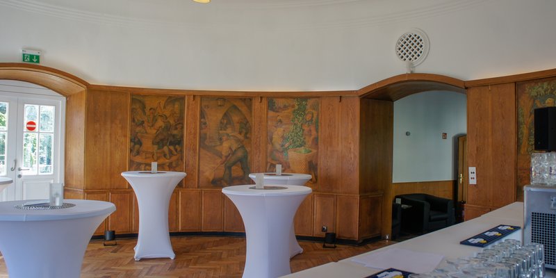 Traditions-Location mit großem Saal und Bar