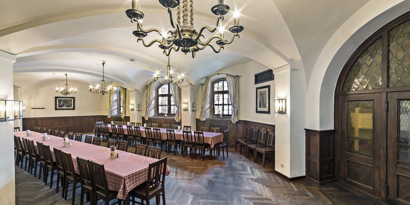 Traditions-Location mit großem Saal und Bar