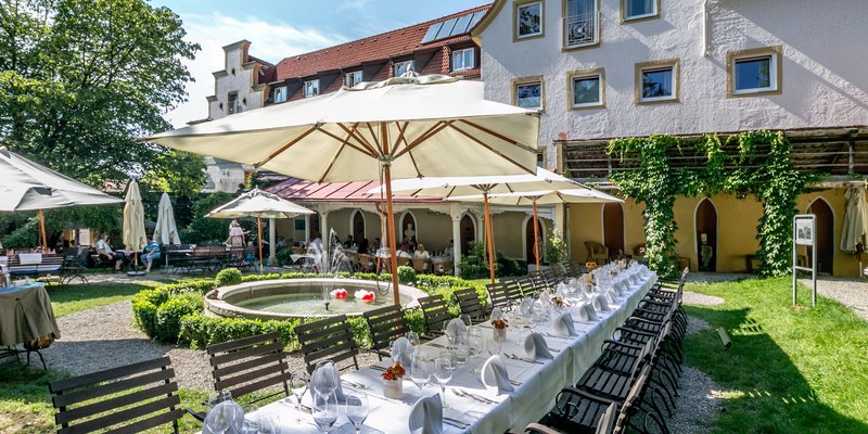 Hotel mit Gewölbekeller und Gartenwirtschaft