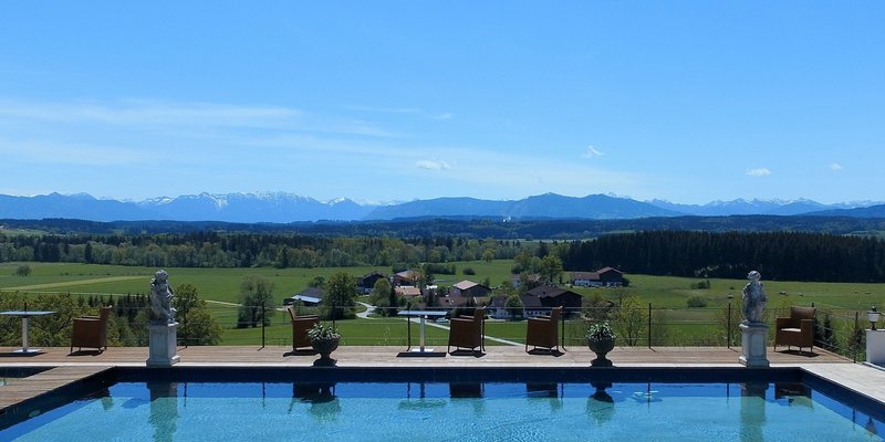 Berghof mit Pool und Blick auf die Berge - Ausblick mit Pool und Bergen