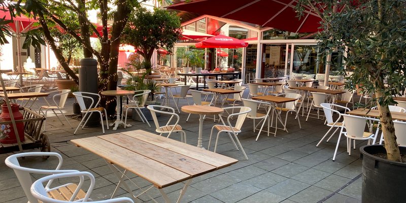 LOCATION gleich am Ausgang der S-Bahn/U-Bahn 