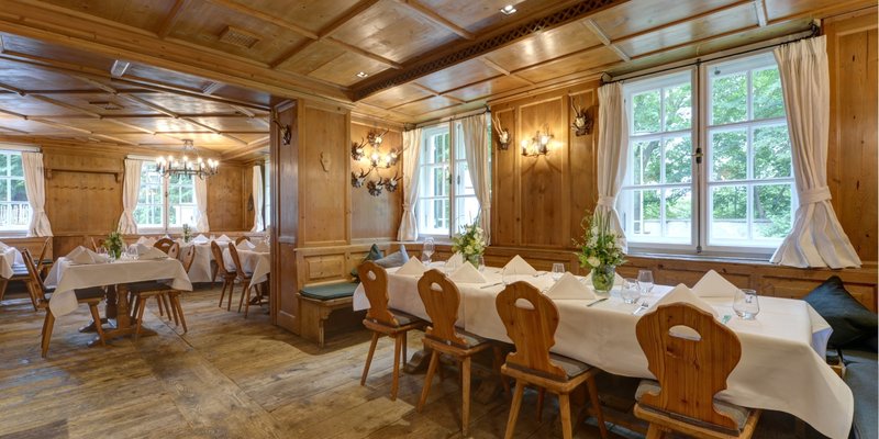 Gutshof mit Gewölbekeller, Saal und Innenhof