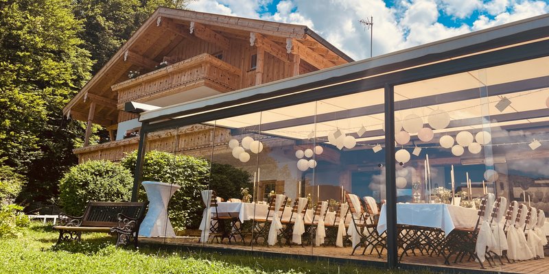 Alm mit Blick auf Berchtesgaden und Berge